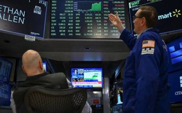  S P 500 يبلغ مستوى قياسي مسجلا 7,000 نقطة للمرة الأولى