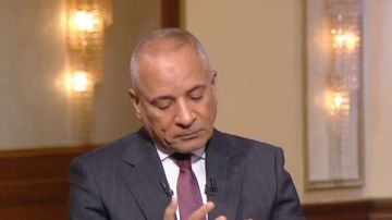 أحمد موسى يبكي على الهواء ويستعيد ذكرياته مع والدته