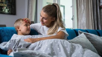 الشاي العلاجي يواجه نزلات البرد وآلام البطن لدى الأطفال