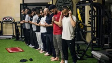 ما حكم الصلاة في أماكن مخصصة للألعاب والاستحمام وغرف تغيير الملابس؟