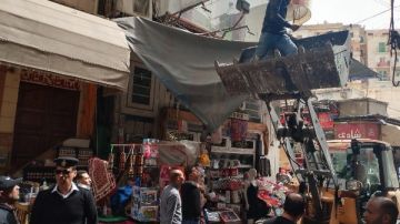 محافظ الإسكندرية يشدد على إزالة الإشغالات والإعلانات المخالفة محافظ الإسكندرية يشدد على إزالة الإشغالات والإعلانات المخالفة