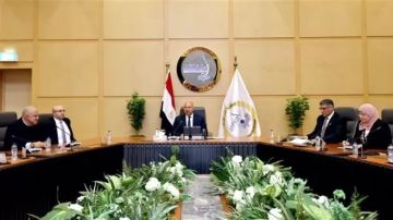 وزير الصناعة يجتمع بمحافظي الجيزة وبني سويف لبحث الموقف مرافق منطقتي أبو رواش وكوم أبو راضي وزير الصناعة يجتمع بمحافظي الجيزة وبني سويف لبحث الموقف مرافق منطقتي أبو رواش وكوم أبو راضي