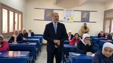 وكيل وزارة التعليم بالإسكندرية يتفقد امتحانات النقل بمدارس الثغر