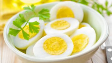 بياض البيض أم البيض الكامل: أيهما أفضل لفقدان الوزن والدهون؟