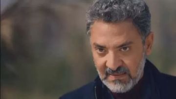 فتحي عبد الوهاب يمازح الجمهور بصورة تجمعه بجيهان الشماشرجى