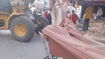 حي مناخ بورسعيد يزيل بروز مقهيين بشارع النصر شاهد حي مناخ بورسعيد يزيل بروز مقهيين بشارع النصر شاهد