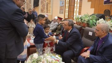 محافظ قنا يقدم العيديات للأطفال خلال زيارته للكنائس والأديرة