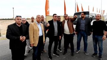 وزير الإسكان يتفقد مشروعات تطوير الطرق والمحاور الرئيسية والمداخل بالشيخ زايد