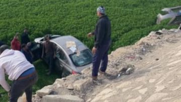 إصابة سيدتين في انقلاب سيارة على كوبري نمرة البصل بطريق المحلة - كفر الشيخ الدولي