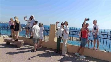 الجمارك: إعفاء هواتف السائحين الأجانب من الرسوم لمدة 90 يوما عند استخدام الشرائح المصرية