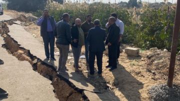 بحضور لجنة مختصة.. محافظ قنا يوجه بسرعة إصلاح هبوط بطريق مجمع المواقف بأبوتشت