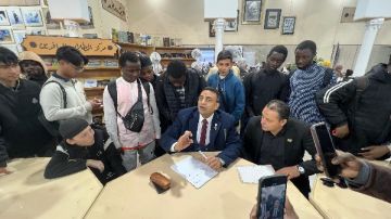 جناح الأزهر بمعرض القاهرة الكتاب ينظم ورشة للخط العربي للطلاب الوافدين