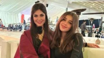 رانيا منصور تخطف الأنظار بصورة جديدة برفقة ابنتها من داخل مسجد تاريخي