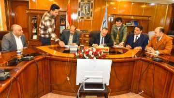محافظ أسيوط يوقع بروتوكولا مع بنكي الأهلي ومصر لاستغلال أرض مصنع الغزل وتعظيم موارد الدولة محافظ أسيوط يوقع بروتوكولا مع بنكي الأهلي ومصر لاستغلال أرض مصنع الغزل وتعظيم موارد الدولة