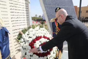 محافظ بني سويف يضع إكليل الزهور على النصب التذكاري للشهداء بمعسكر قوات الأمن بأبو سليم