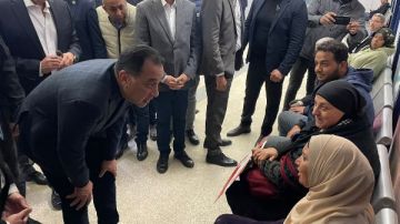 مدبولى يجري حوارا وديا مع المرضى بمستشفى أورام دار السلام هرمل