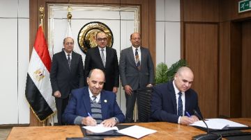 وزير قطاع الأعمال يشهد توقيع النهضة للصناعات اتفاقية لشراء طاقة متجددة لمدة 30 عاما وزير قطاع الأعمال يشهد توقيع النهضة للصناعات اتفاقية لشراء طاقة متجددة لمدة 30 عاما