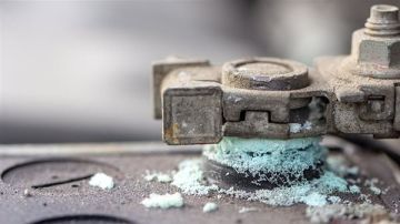 أهم 5 أسباب لتملح بطارية السيارة.. كيف تكتشفها؟