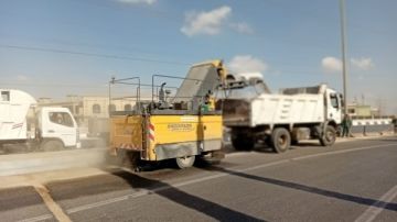 رفع 600 طن مخلفات من حرم الطريق الدائري بمنطقة أرض اللواء في العجوزة