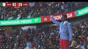 مشجع صامت يتحول لحديث المدرجات.. قصة كوكا مبولادينجا وسر وقفة لومومبا في أمم أفريقيا