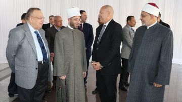 وزير الأوقاف يؤدي صلاة الجمعة بمسجد العزيز الحكيم بمشاركة عدة وزراء وزير الأوقاف يؤدي صلاة الجمعة بمسجد العزيز الحكيم بمشاركة عدة وزراء