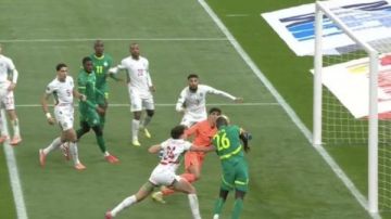 ياسين بونو ينقذ المغرب ويحرم السنغال من هدف مؤكد بنهائي كأس أمم إفريقيا ياسين بونو ينقذ المغرب ويحرم السنغال من هدف مؤكد بنهائي كأس أمم إفريقيا