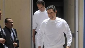  سلفي باشوش وآخر غاضب .. علاء مبارك يكشف حقيقة أحضان الإخوان داخل السجن