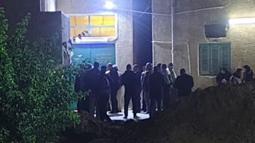 لحظة وصول جثمان رئيس مركز الداخلة إلى مشرحة مستشفى الخارجة بالوادي الجديد.. صور لحظة وصول جثمان رئيس مركز الداخلة إلى مشرحة مستشفى الخارجة بالوادي الجديد.. صور