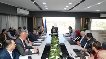 محافظ أسوان: نهو المشروعات المدرجة بمبادرة حياة كريمة خلال مارس