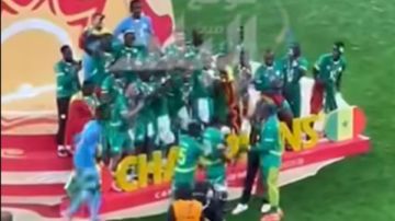 ساديو ماني يقود احتفالات السنغال بلقب أمم أفريقيا .. مشهد مميز