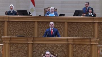 سجى عمرو هندي وسامية الحديدي تؤديان اليمين الدستورية بصفتهما الأصغر سنا سجى عمرو هندي وسامية الحديدي تؤديان اليمين الدستورية بصفتهما الأصغر سنا