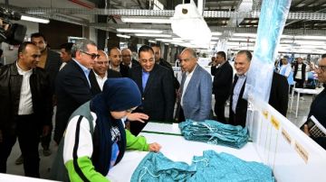 رئيس الوزراء يتفقد مصنع الجيزة للملابس الجاهزة بالمنيا