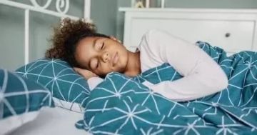 عادات خاطئة يفعلها Gen Z تفسد نومهم.. ركز مع ولادك