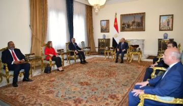 الرئيس السيسي يشدد على ما يمثله الأمن المائي المصري من قضية وجودية وأولوية قصوى بالنسبة لمصر الرئيس السيسي يشدد على ما يمثله الأمن المائي المصري من قضية وجودية وأولوية قصوى بالنسبة لمصر