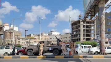 اليمن.. قرارات رئاسية تشمل محافظ عدن وعددا من القيادات العسكرية