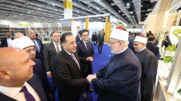 رئيس الوزراء يتفقد جناح الأزهر ويشيد برسالته العلمية والتنويرية