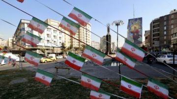 قائد الجيش الإيراني يحذر أمريكا وإسرائيل ويؤكد جاهزية القوات