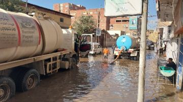 إصلاح كسر مفاجئ في خط مياه بمدينة بنها.. صور