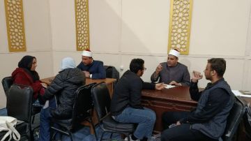 إقبال غير مسبوق من الشباب على ركن الفتوى بجناح الأزهر في معرض الكتاب.. صور
