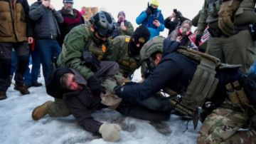 الشرطة الأمريكية تعتقل متظاهرة احتجت على مقتل امرأة برصاص ضابط في مينابوليس الشرطة الأمريكية تعتقل متظاهرة احتجت على مقتل امرأة برصاص ضابط في مينابوليس