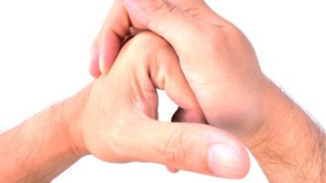 حقيقة أضرار طرقعة المفاصل على صحتها.. وتحذير من هذه الحالة