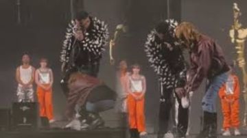 فجرت موجة جدل واسعة.. قبلة على المسرح تغير مسار حفل محمد رمضان باستاد القاهرة شاهد