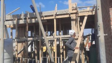 وقف أعمال بناء مخالف ومصادرة معدات بمنطقة الإنتر وإزالة رووف غير مرخص بالغردقة