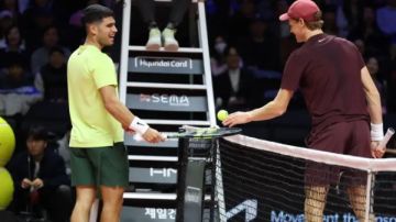 ألكاراز يبدأ عامه بانتصار معنوي على سينر في عرض كوري قبل أستراليا المفتوحة