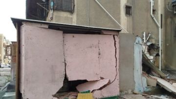 بناها بالطوب وحط فيها حجرة نوم.. حي الزهور ببورسعيد يزيل تعديا على أملاك الدولة شاهد