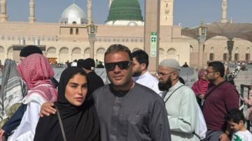 رامي صبري وزوجته يؤديان العمرة ويشاركان صورة من المسجد النبوي