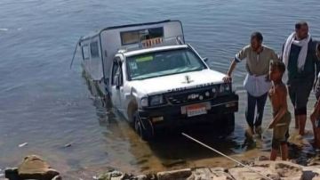 سحب سيارة من مياه النيل بأسوان عقب سقوطها دون إصابات بشرية..صور