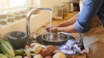 مفاجأة أطعمة غسلها يضر أكثر مما ينفع