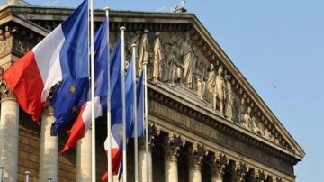 دولته تصنف الإخوان إرهابيين .. ما دلالات قرار البرلمان الفرنسي؟ أستاذ قانون دولي يجيب