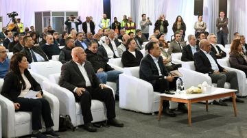 رئيس الوزراء يتفقد منطقة بطاريات تخزين محطة أوبيليسك للطاقة الشمسية